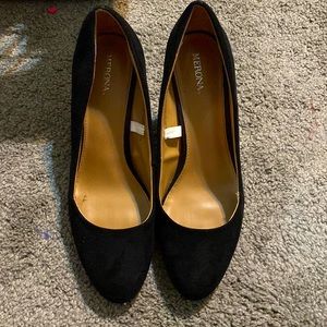 A black pair of wedges